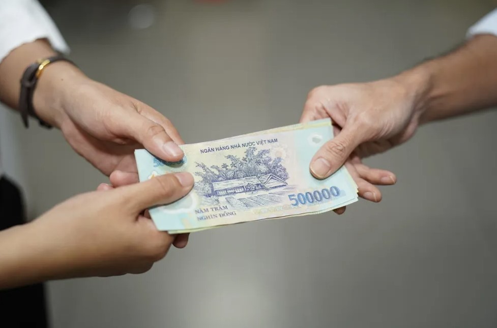 Nằm Mơ Thấy Người Ta Đưa Tiền Cho Mình Hên Hay Xui