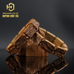 Vòng Tay Trầm Hương Dầu Bì Rễ Bản Nhỏ